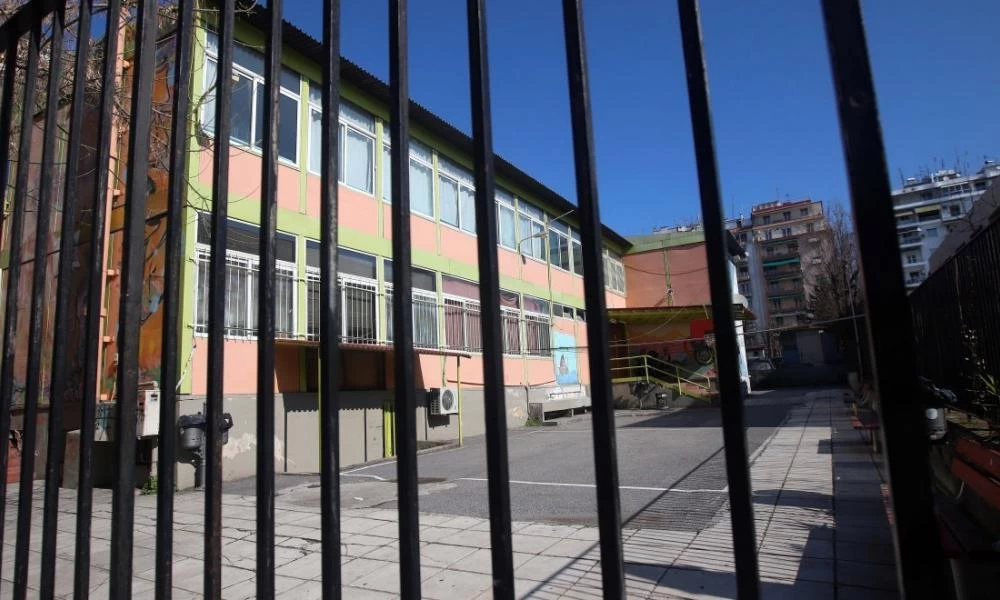 Δεν ανοίγουν όλα τα σχολεία τη Δευτέρα - Η ανακοίνωση του υπουργείου Παιδείας